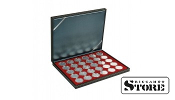 NERA M case with a dark red tray for 30 round slots, designed for coin capsules with an outer diameter of 39.5 mm. Ideal for storing German silver coins of 20/10 euros in LINDNER capsules.